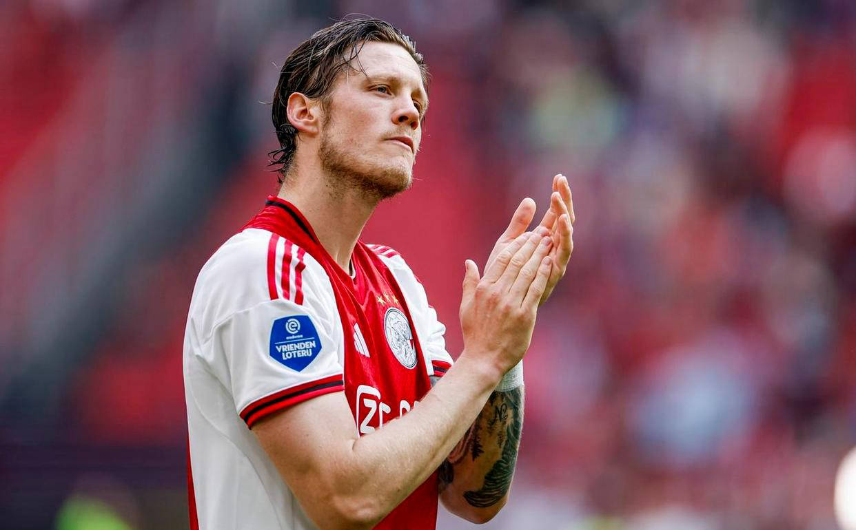 关于里程碑夜曼联临场应变；荷甲国际比赛日刷纪录；更衣室稳定；临场指挥获称赞的信息